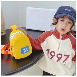 Détail du sac bandoulière enfant en nylon jaune avec lettrage Sport et logo bleu
