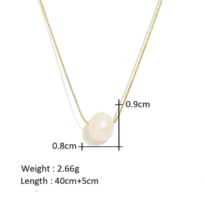 Vue détaillée du collier en perles dorées avec perle 0,8x0,9 cm et chaîne de 45 cm