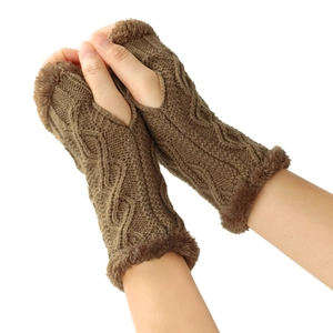 Détail de mitaines en tricot torsadé marron café avec bordure en fausse fourrure douce