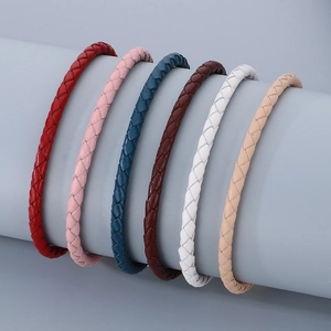 Bracciali in pelle intrecciata multicolore nei toni rosso, rosa, blu, marrone e bianco