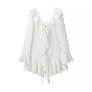Mini robe blanche sexy à manches longues, col en V, volants et lien noué au dos
