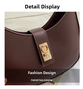 Détail du sac demi-lune marron foncé avec boucle dorée et coutures de précision