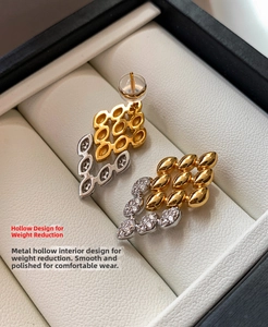 Vue détaillée de boucles d'oreilles feuille avec strass et design ajouré sur boîte blanche