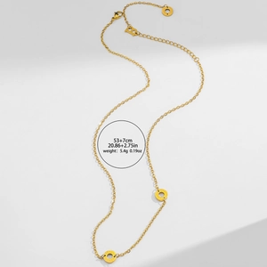 Collana placcata oro 18K con ciondoli circolari incisi e dettagli delle misure