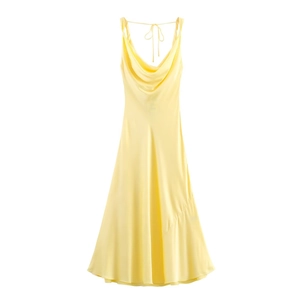 Detalle de vestido de satén amarillo con cuello desbocado y textura brillante