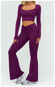 Détail de l'ensemble de yoga violet à manches longues avec taille croisée en V et bas évasé