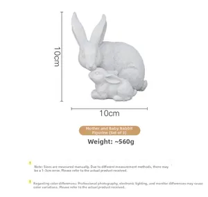 Détail de trois figurines de lapin en résine blanche, mère et bébé, taille 10x10 cm