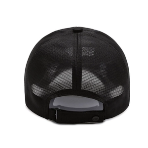 Rückansicht der schwarzen atmungsaktiven Mesh-Baseballkappe mit Klettverschluss