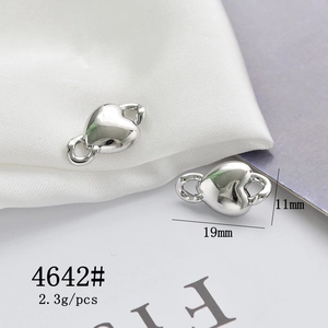 Detailed size specifications for a silver heart-shaped alloy pendant connector