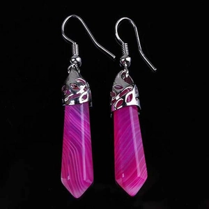 Dettaglio orecchini pendenti con pietra esagonale a strisce fucsia e ganci d'argento