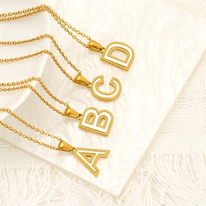 Minimalistische 18K vergoldete Edelstahl-Buchstabenketten mit Perlmuttanhängern