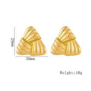Boucles d'oreilles triangles dorées à texture radiale, dimensions 29mm sur 30mm