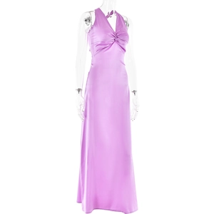 Détail d'une robe longue en satin violet avec dos nu, licou et nœud torsadé devant