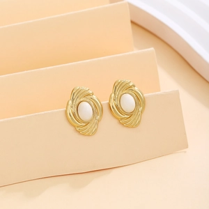 Vintage gold pearl stud earrings with textured finish and elegant French retro aesthetic