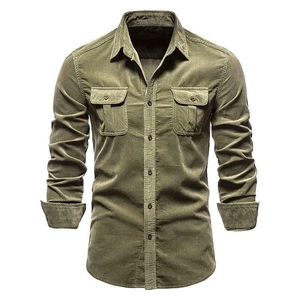 Dettaglio della trama in velluto a coste verde di una camicia da uomo slim con taschini