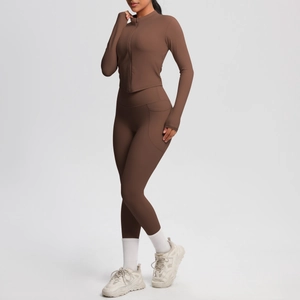 Détails de l'ensemble de yoga marron foncé avec col zippé et poches sur les côtés