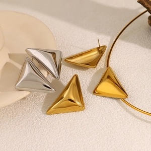 Orecchini geometrici a triangolo in metallo lucido oro e argento dallo stile moderno