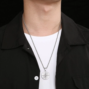 Collier pour homme en acier inoxydable avec pendentif boussole argenté sur chaîne torsadée