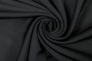 Vue macro détaillée de la texture du tissu noir en maille de cette élégante robe de soirée