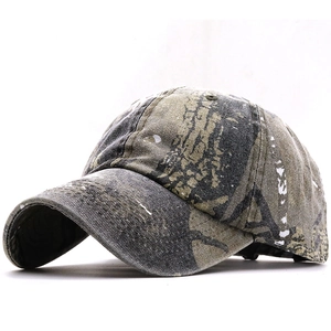 Casquette de baseball camouflage délavée avec détails de peinture et bord incurvé