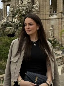 Schicke beige Tweed-Jacke mit Taschen kombiniert mit schwarzer Steppledertasche
