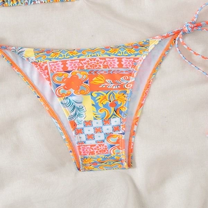 Damen Bikini-Hose mit bunten Blumen- und Kachelmustern sowie seitlichen Bindebändern