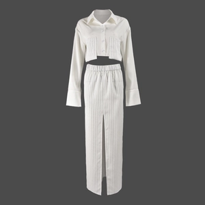 Détail d'un ensemble deux pièces avec chemise courte rayée et jupe à fente haute
