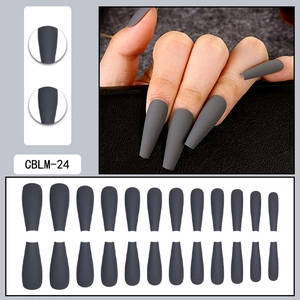 Set dettagliato di 24 unghie finte lunghe ballerina grigio scuro opache forma coffin