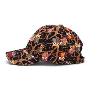 Vue latérale détaillée d'une casquette de baseball noire avec imprimé de hibou