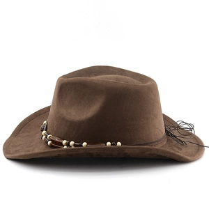 Détail d'un chapeau de cowboy en daim marron foncé avec bande perlée et nœud en corde