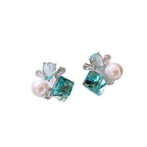 Eleganti orecchini geometrici con zirconi blu e pendenti con perle bianche lisce