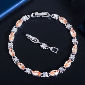 Modisches vergoldetes Armband mit champagnerfarbenem Zirkon und floralen Akzenten