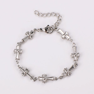 Détail du bracelet croix rétro en acier inoxydable 304 avec fermoir mousqueton