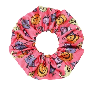 Chouchou d'Halloween en satin rose avec motifs citrouilles, fantômes et pierres tombales