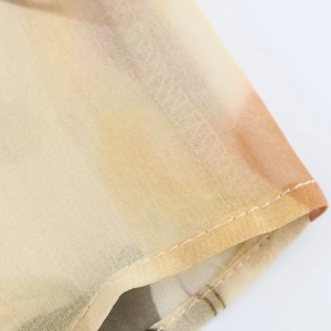 Detailaufnahme von halbtransparentem braunem Chiffonstoff mit feiner Nahtverarbeitung