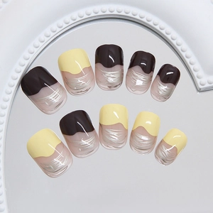 Unghie finte quadrate corte con linee ondulate gialle e marroni su base rosa, 10 pezzi