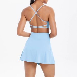 Ensemble de yoga bleu clair avec soutien-gorge dos croisé et jupe de tennis taille haute