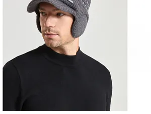 Détail du bonnet d'hiver en tricot gris avec cache-oreilles et doublure en peluche chaude