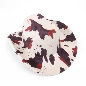 Vue de dessus d'un chapeau de cowboy avec imprimé vache tricolore et large bord incurvé