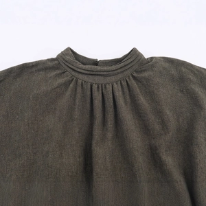 Mini abito grigio antracite in cotone e lino con collo alto a pieghe e texture fine