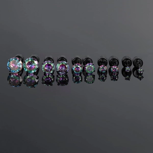 Détail de cinq paires de boucles d'oreilles en zircon coloré avec fermoir à vis