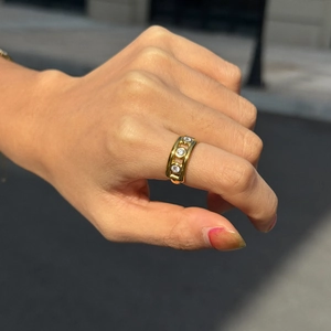 Bague classique plaquée or 18 carats en acier inoxydable avec trois oxydes de zirconium