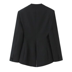 Vue arrière d'un blazer noir cintré élégant en tissu premium pour tenue de bureau chic