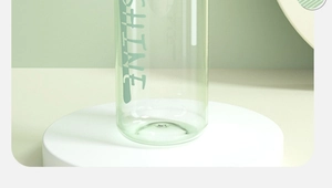 Gros plan d'une bouteille d'eau de sport vert clair avec texte SHINE vertical