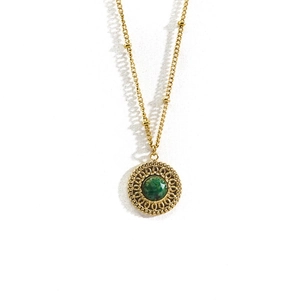 Détail du collier plaqué or 14K avec un pendentif serti d'une pierre verte facettée