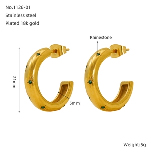 Dettaglio degli orecchini a C in acciaio inossidabile con strass e placcatura oro 18k