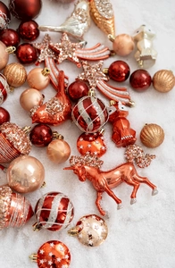 Détails de décorations de Noël en forme de renard et d'oiseau avec finitions mates et pailletées