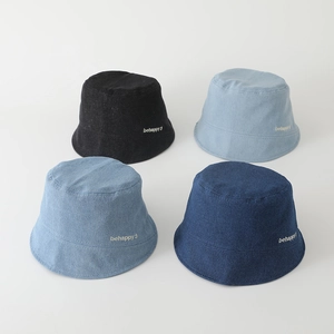 Lot de quatre chapeaux de pêcheur en denim pour enfants avec broderie behappy en tons bleus