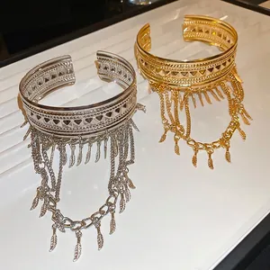 Bracelet manchette bohème ajouré avec chaînes métalliques et glands de plumes en or et argent