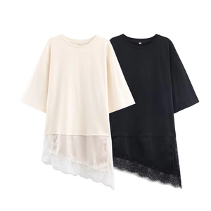 Dettaglio di t-shirt ampia con pizzo, orlo asimmetrico in nero e beige chiaro